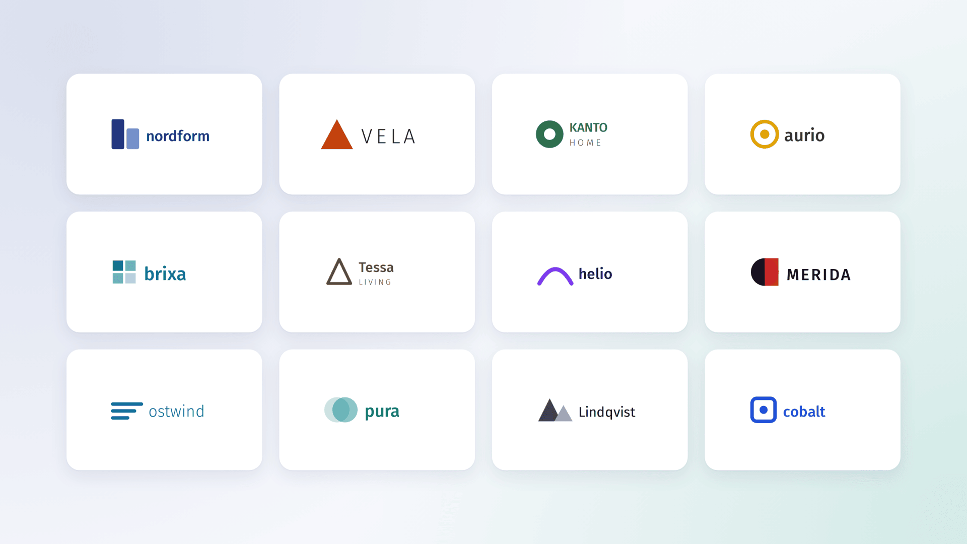 Ein Raster aus zwölf rechteckigen Karten, auf denen jeweils ein einzigartiges Logo und ein Markenname auf weißem Hintergrund abgebildet sind und die in drei Reihen zu je vier angeordnet sind.