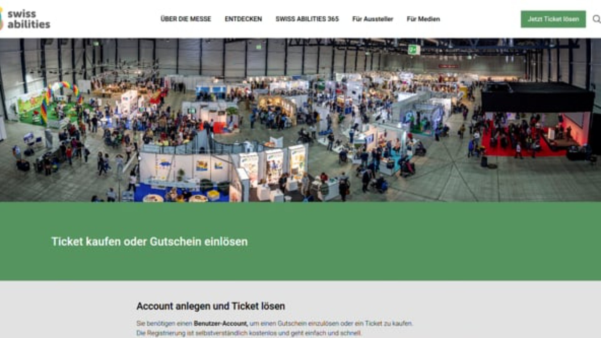 Panoramablick auf eine große Ausstellungshalle voller Stände und Teilnehmer einer Veranstaltung. Oben sind der Header der Swiss Abilities-Website und ein grünes Banner mit Ticketinformationen sichtbar.