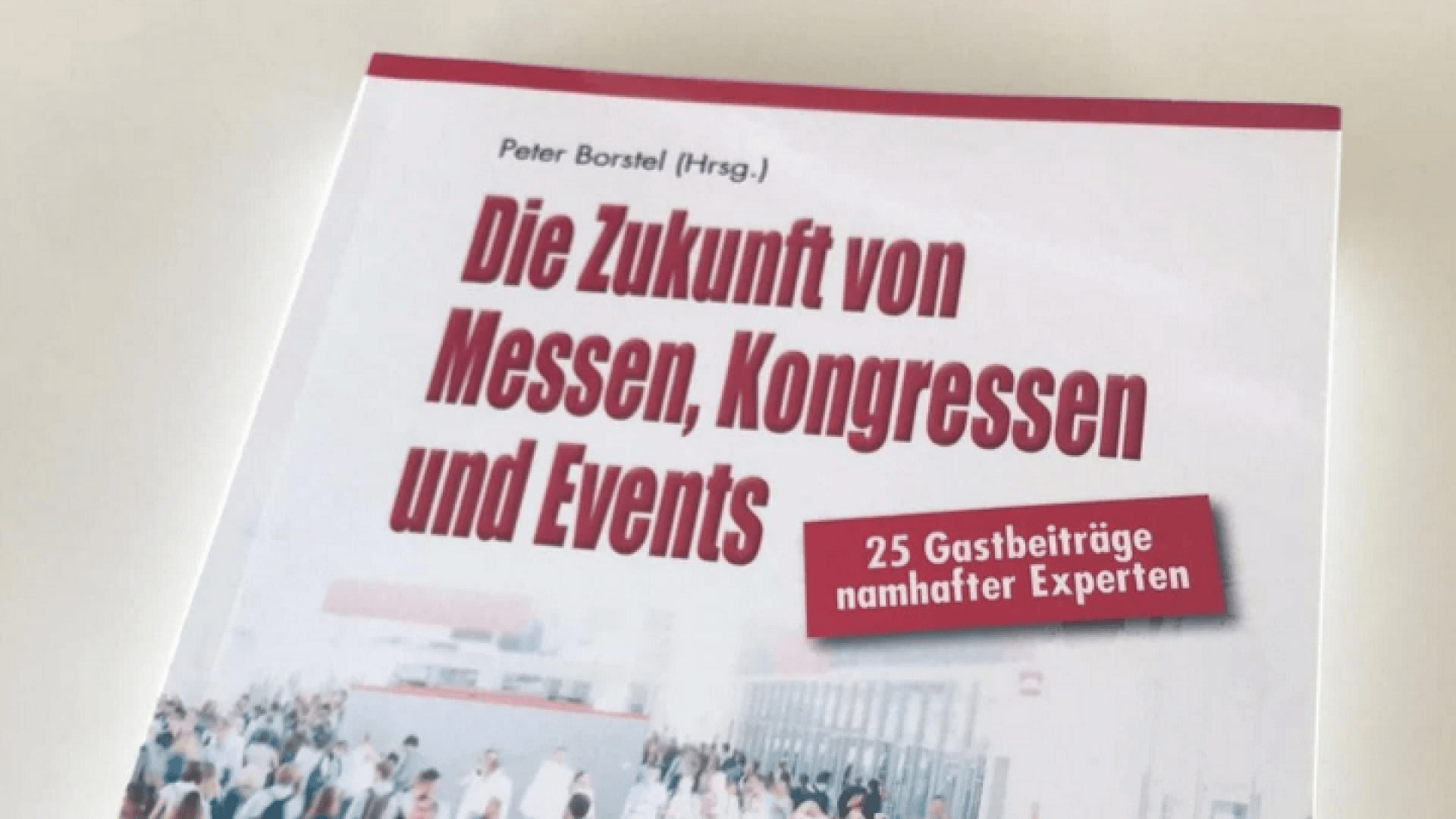Ein Buch mit dem Titel Die Zukunft von Messen, Kongressen und Events mit dem Untertitel 25 Gastbeiträge namhafter Experten und einem unscharfen Bild von Menschen auf einer Veranstaltung auf dem Umschlag.