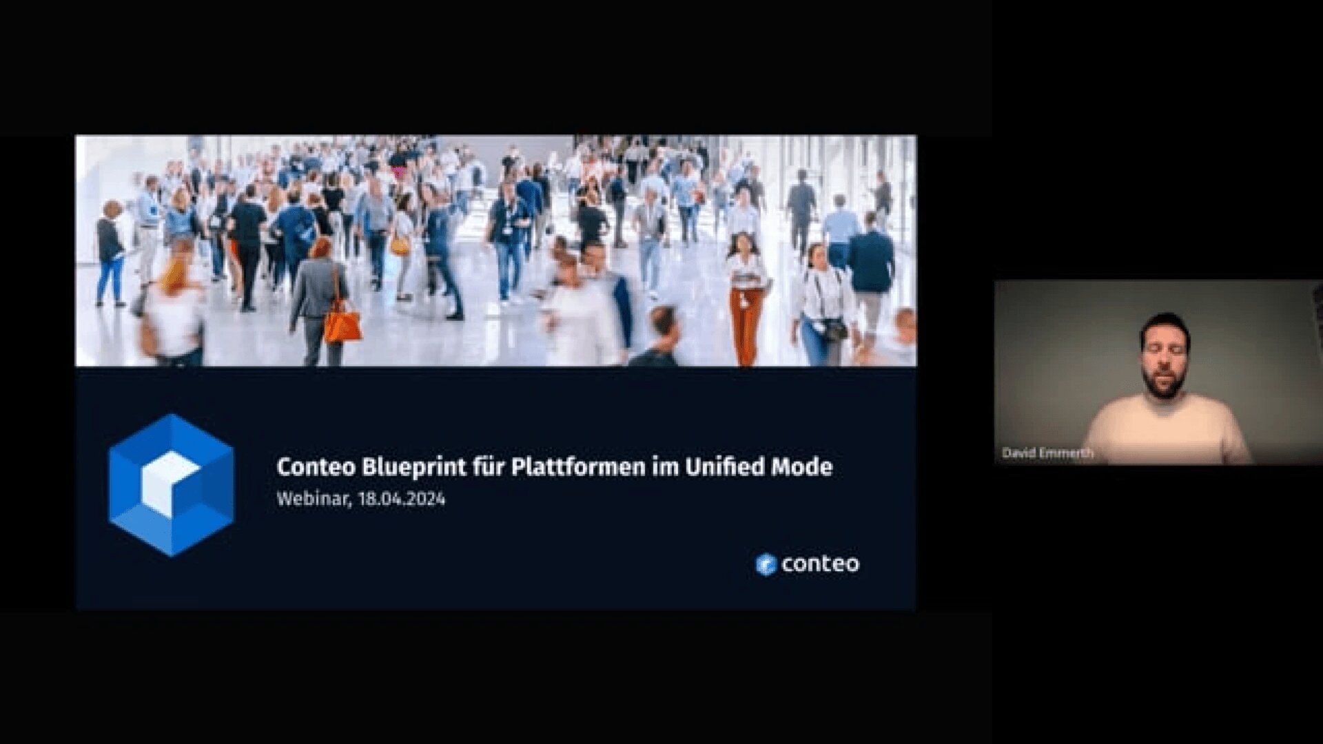 Eine Webinar-Folie mit dem Titel „Conteo Blueprint für Plattformen im Unified Mode“ mit einem unscharfen Bild einer Menschenmenge, Datum 18.04.2024 und einem Sprecher in einem kleinen Videofenster auf der rechten Seite.
