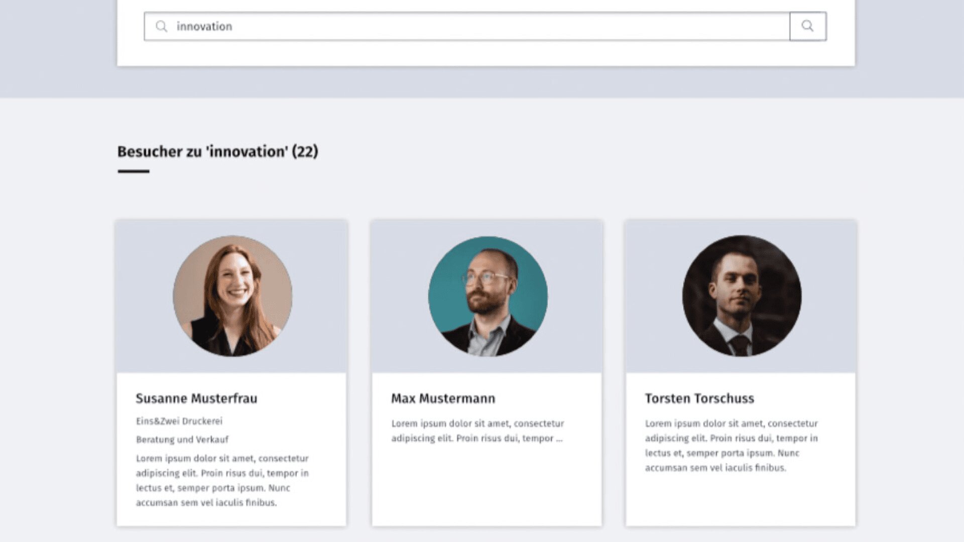 Auf einer Website-Suchergebnisseite zum Thema Innovation werden drei Berufsprofile mit Fotos und Platzhaltertext angezeigt: Susanne Musterfrau, Max Mustermann und Torsten Torschuss.