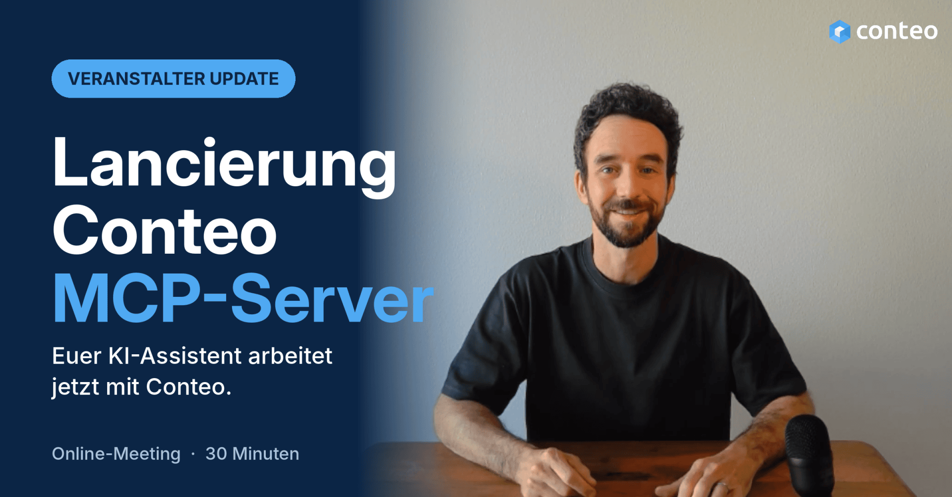 Ein Mann sitzt an einem Schreibtisch, daneben ist ein Text zu sehen, der die Einführung des Conteo MCP-Servers ankündigt – ein 30-minütiges Online-Meeting.